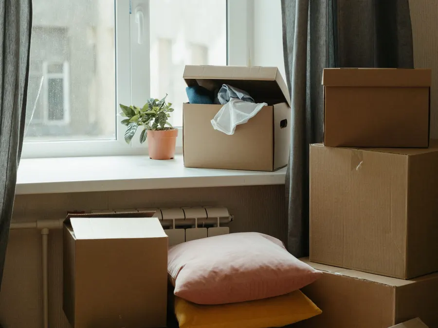 Umzugskartons und Möbelreste in einer hellen, halb geräumten Wohnung. Symbolbild, kein dokumentierter Auftrag.